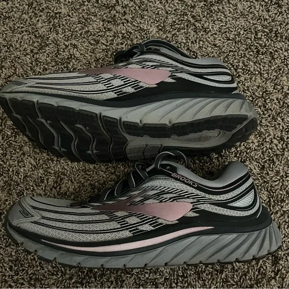 Woman Brooks Running Shoes - Picture 3 of 5